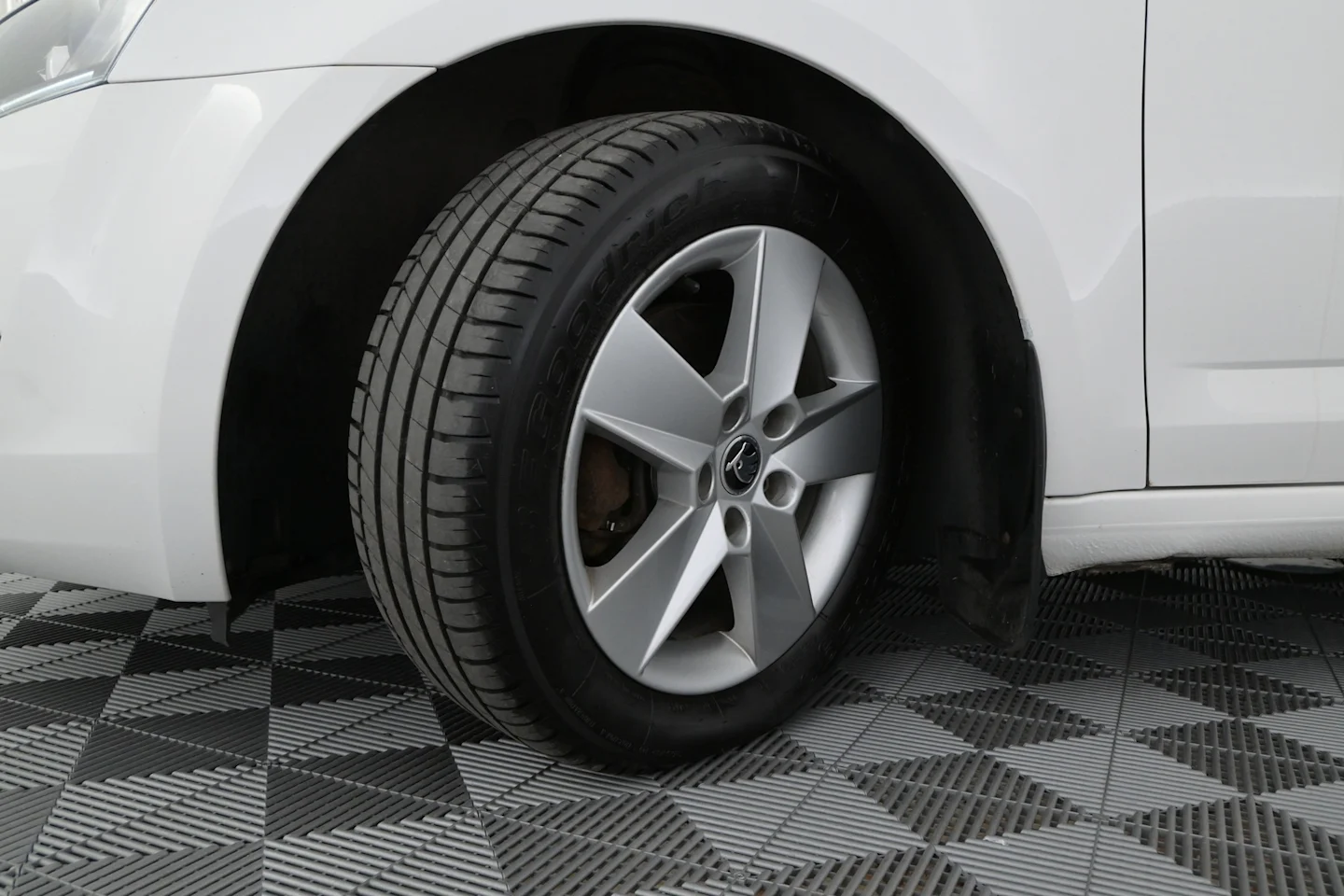 Car Image - 2BawsJ65SxunKi7u7GFmM9