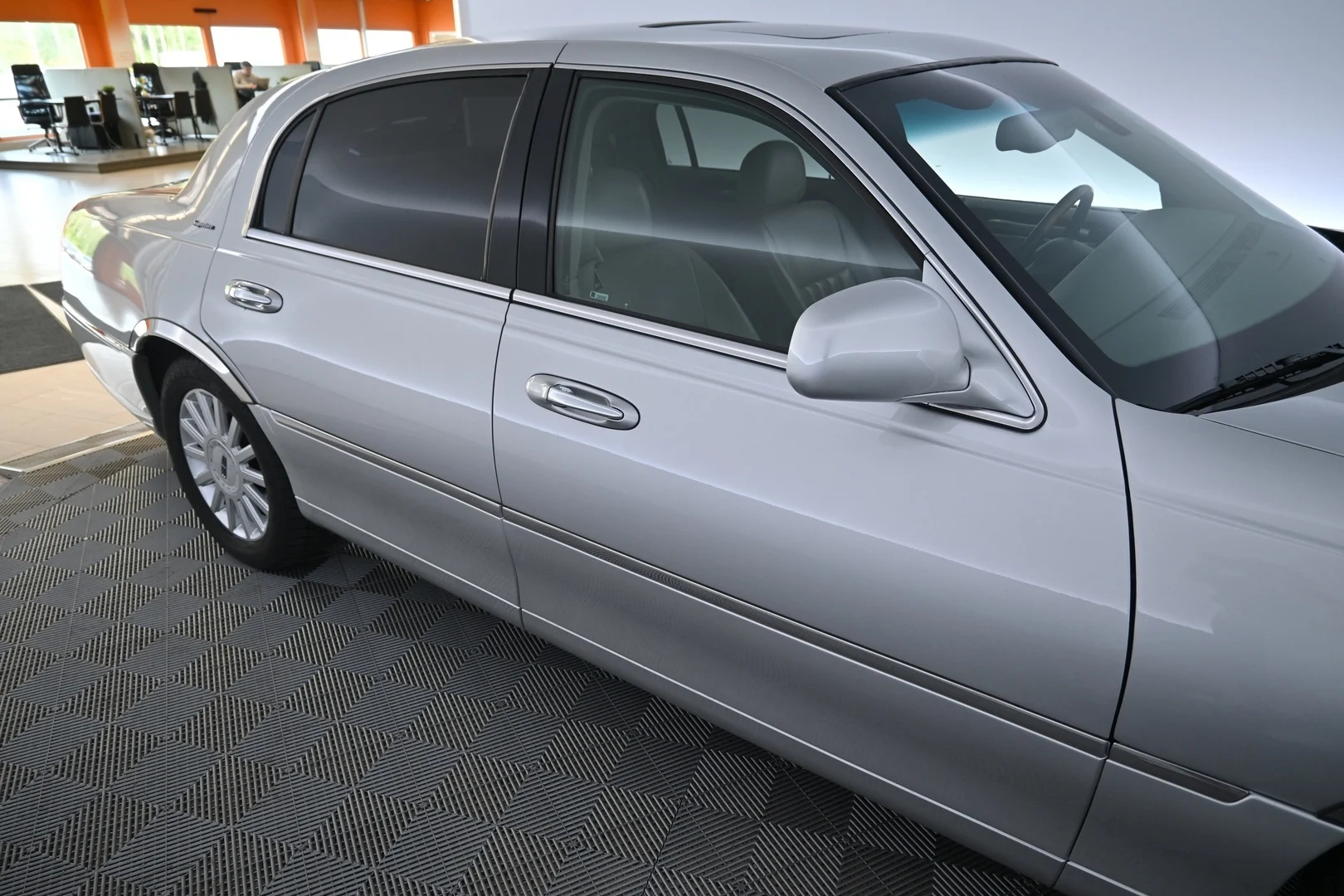 Car Image - 5VwifUGeeP45MUe8clfRP4
