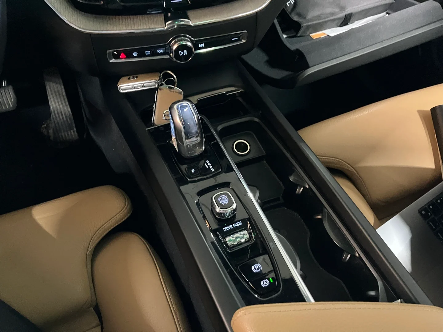 Car Image - 73nZIVg9RRHExzNzz0pv4E
