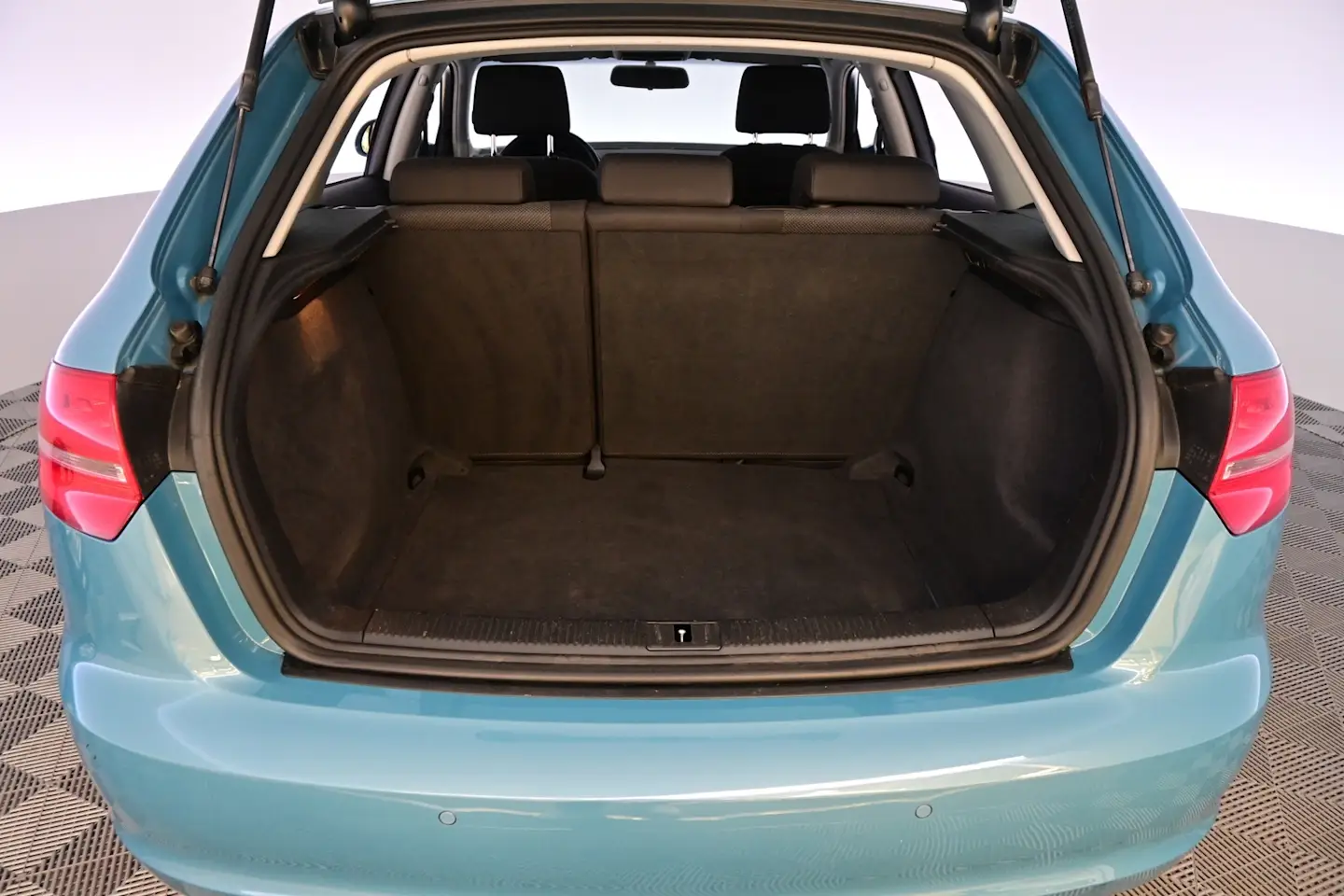 Car Image - VQ3z0uBnpzvLSPAok9RPf