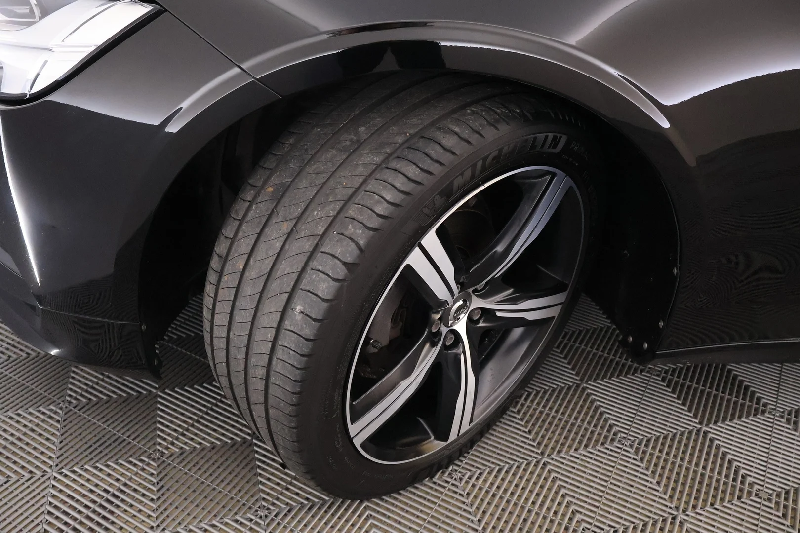Car Image - 4EcmPAQUfCKg7u1eiPObrM