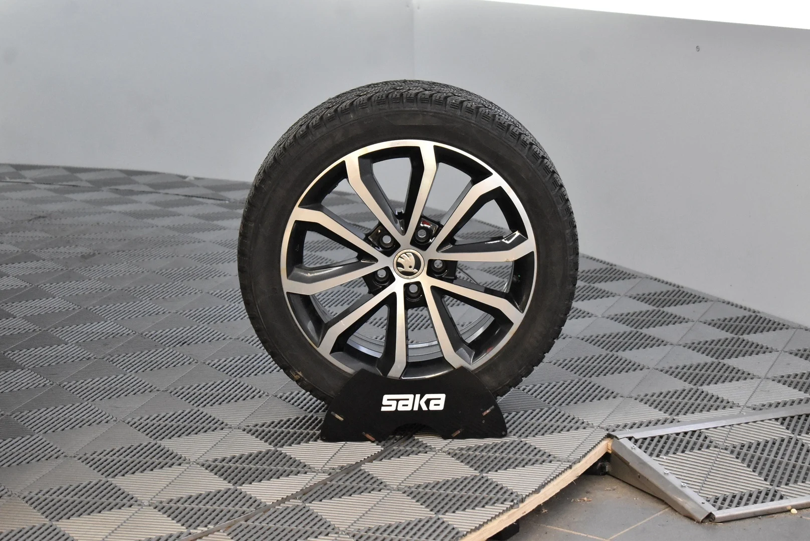 Car Image - 6oKzbfrQbooaz7rsUARz6u