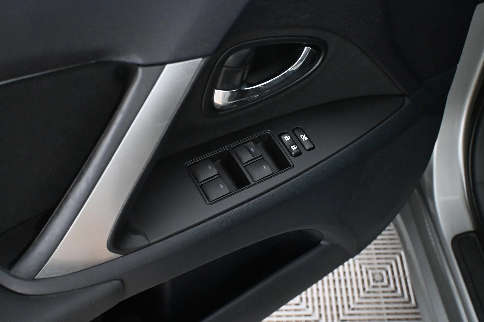 Car Image - 1NjIemOTeLSmUeL9CE1dx1