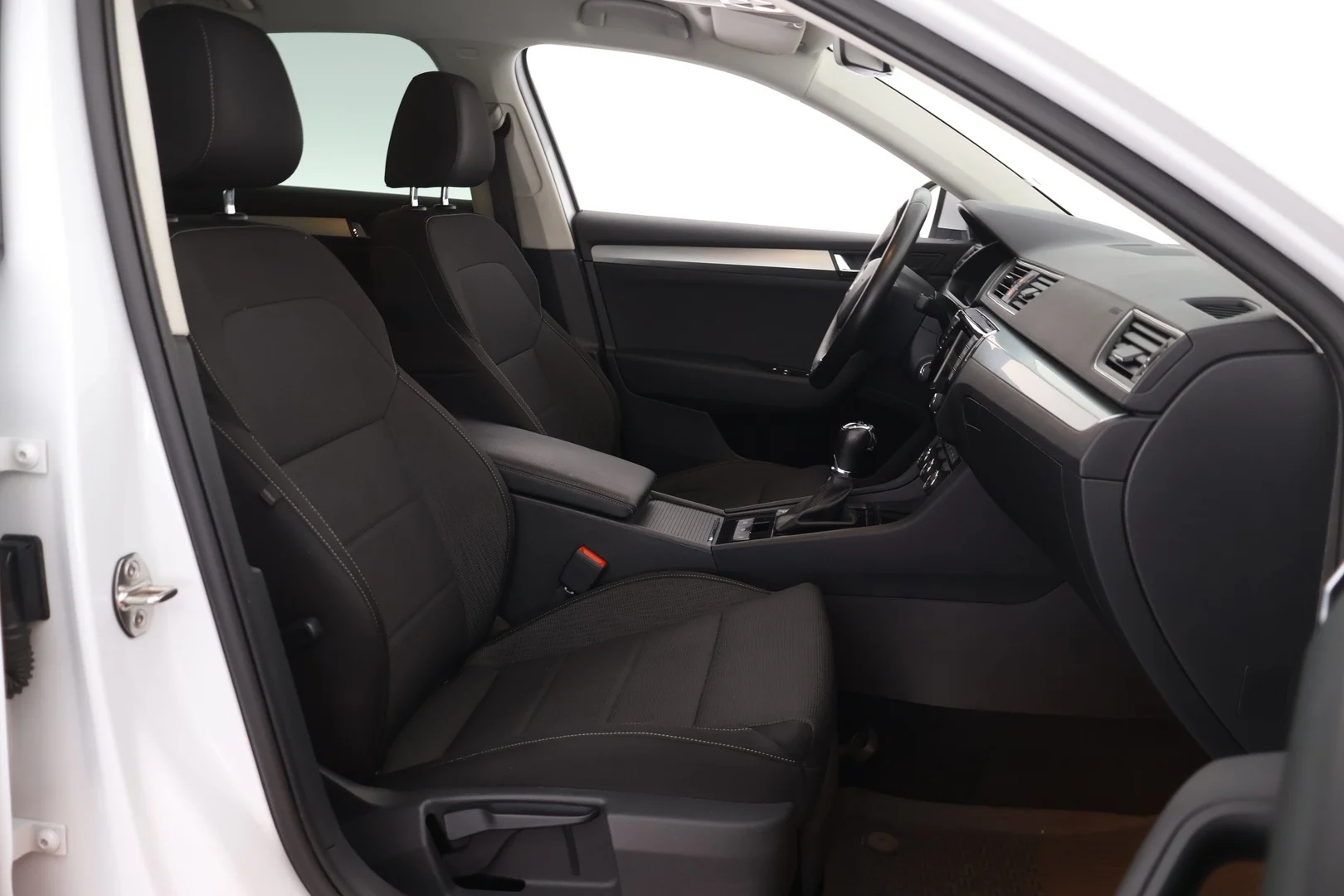 Car Image - 6KzEWNFsrb1lSSNhStfaI8