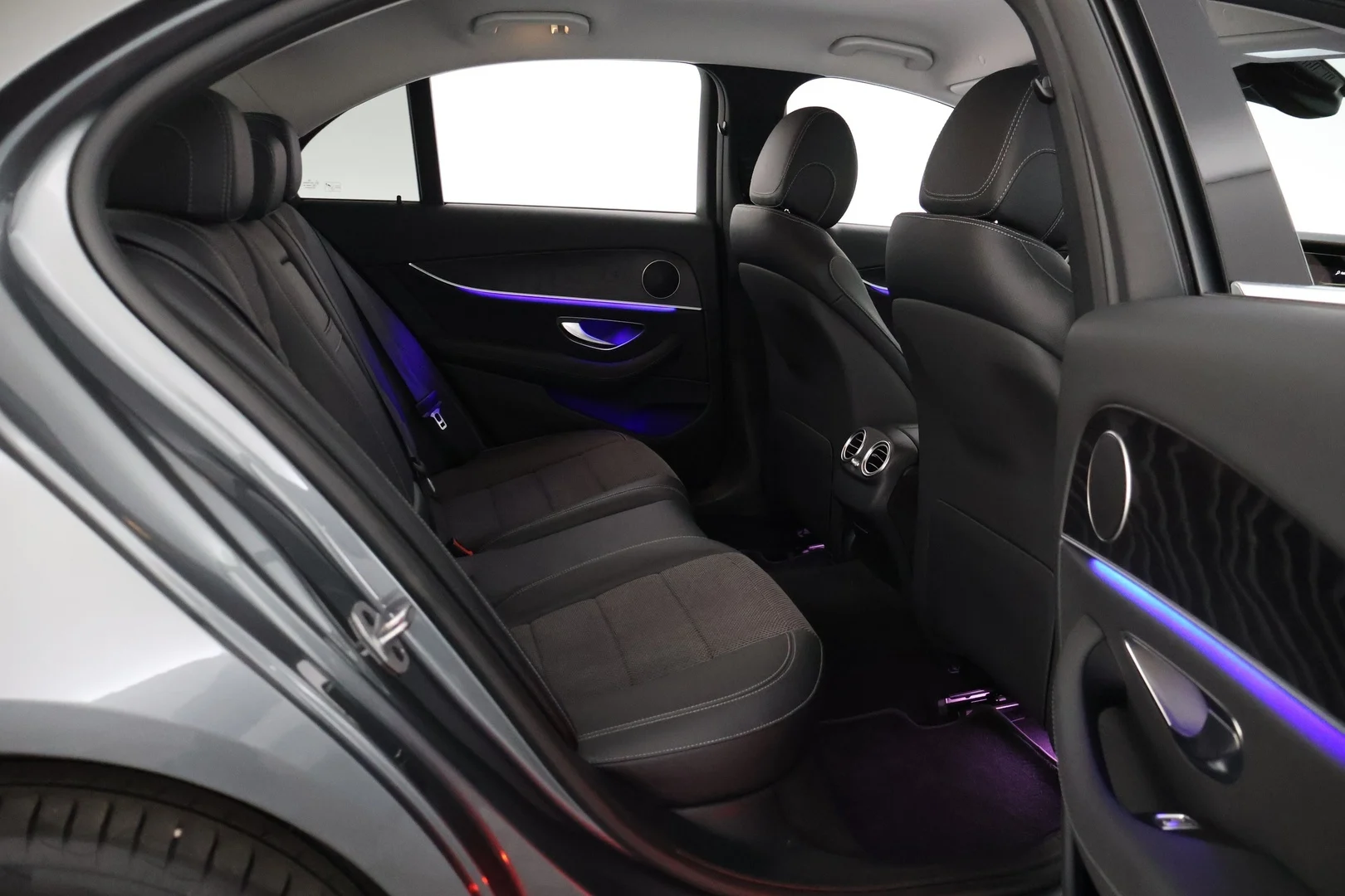Car Image - 6dsheD4qdf7r1SccRR8xbn