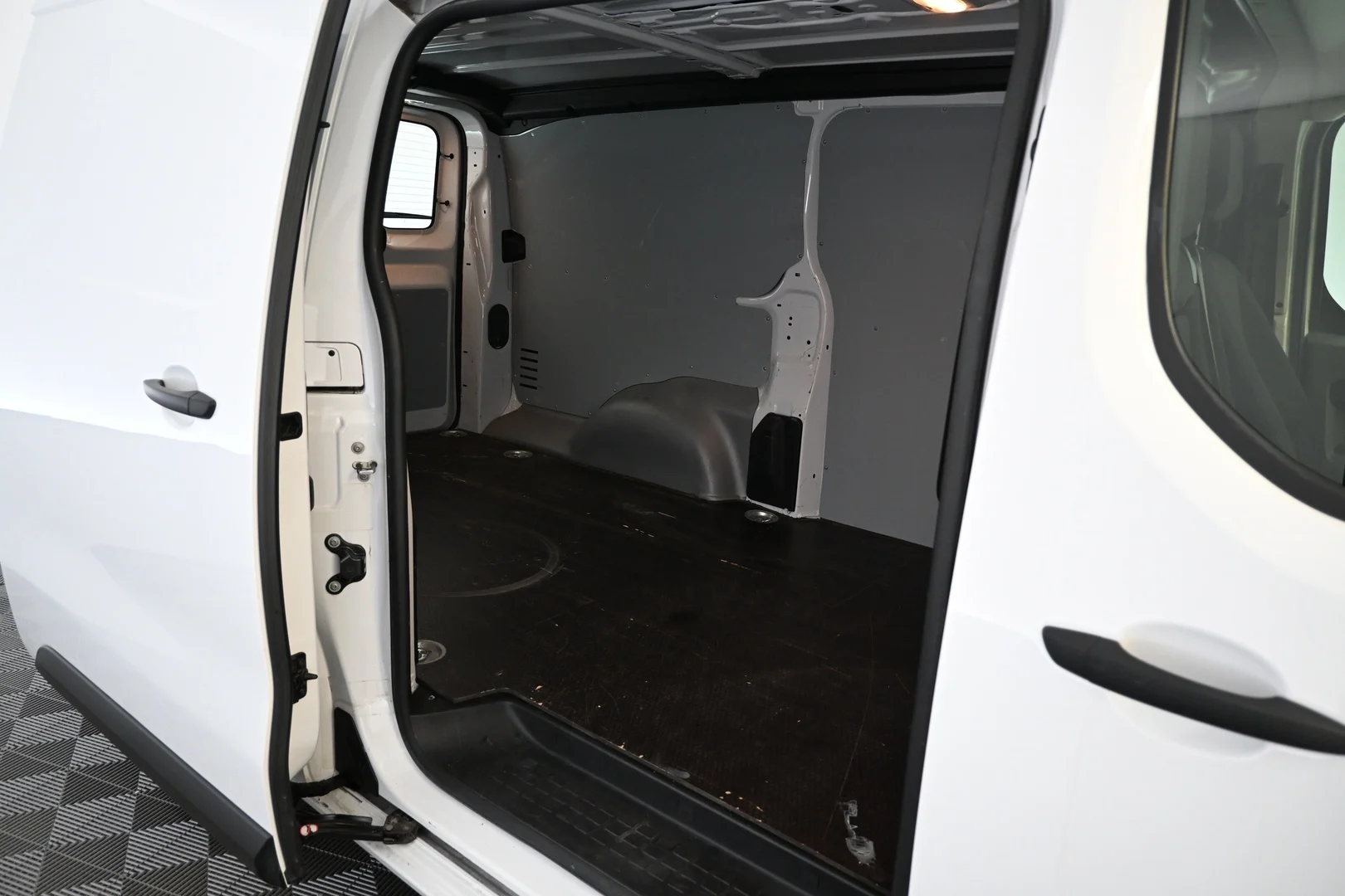 Car Image - 6x8Dh9a58tMlGGCjGAJT14