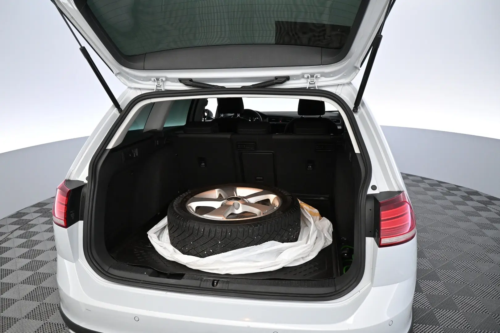 Car Image - 2Ci1aFuzDrb0JZcwJqEgKF