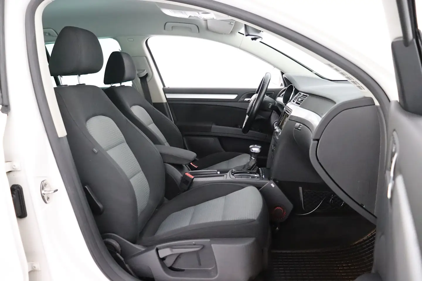 Car Image - 3th09IPSoHXlxBuwXi34r9