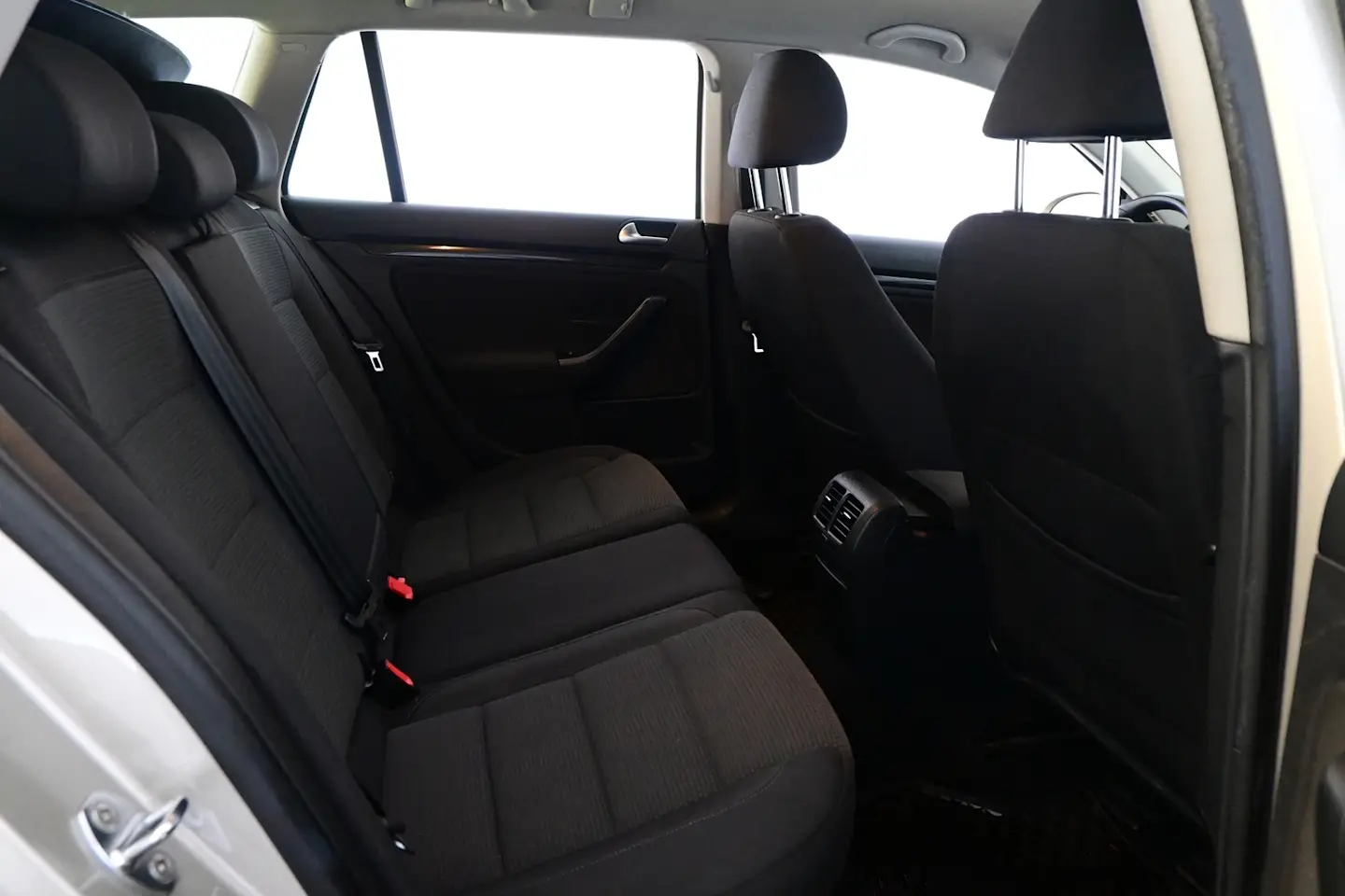 Car Image - HPLOmBcVImYhiydXpxRS5