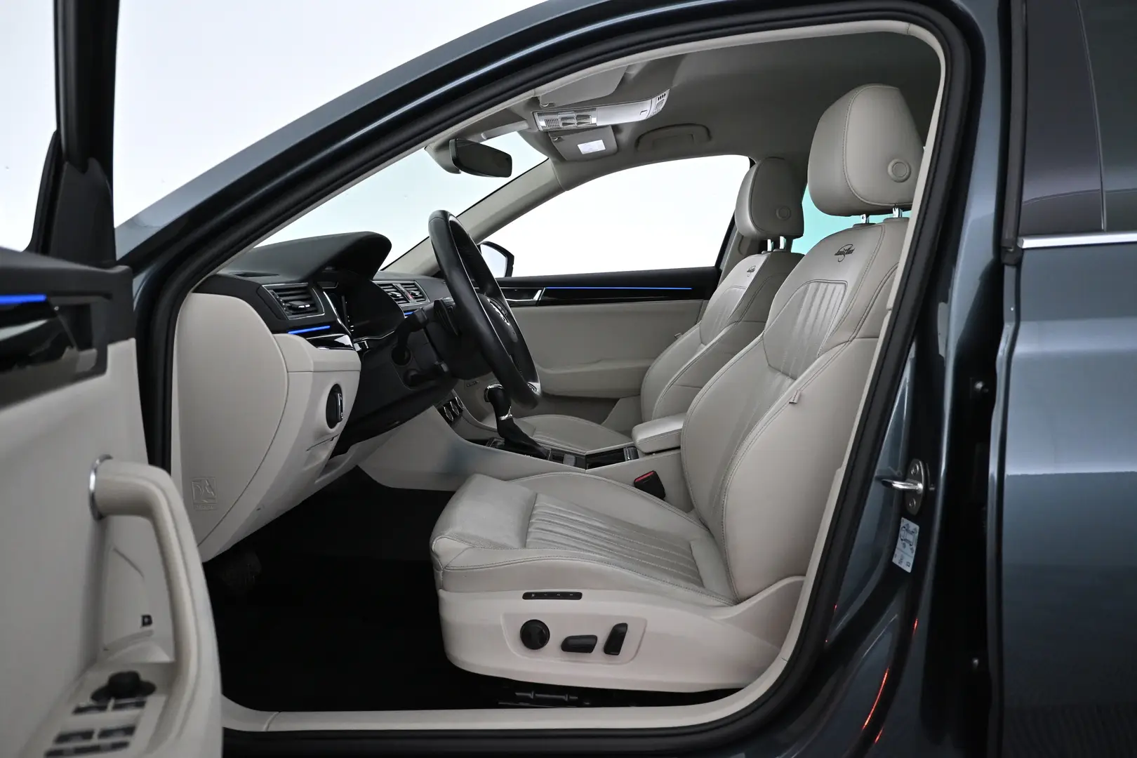 Car Image - 6O9FaZmGEMut87tKHAc1zl
