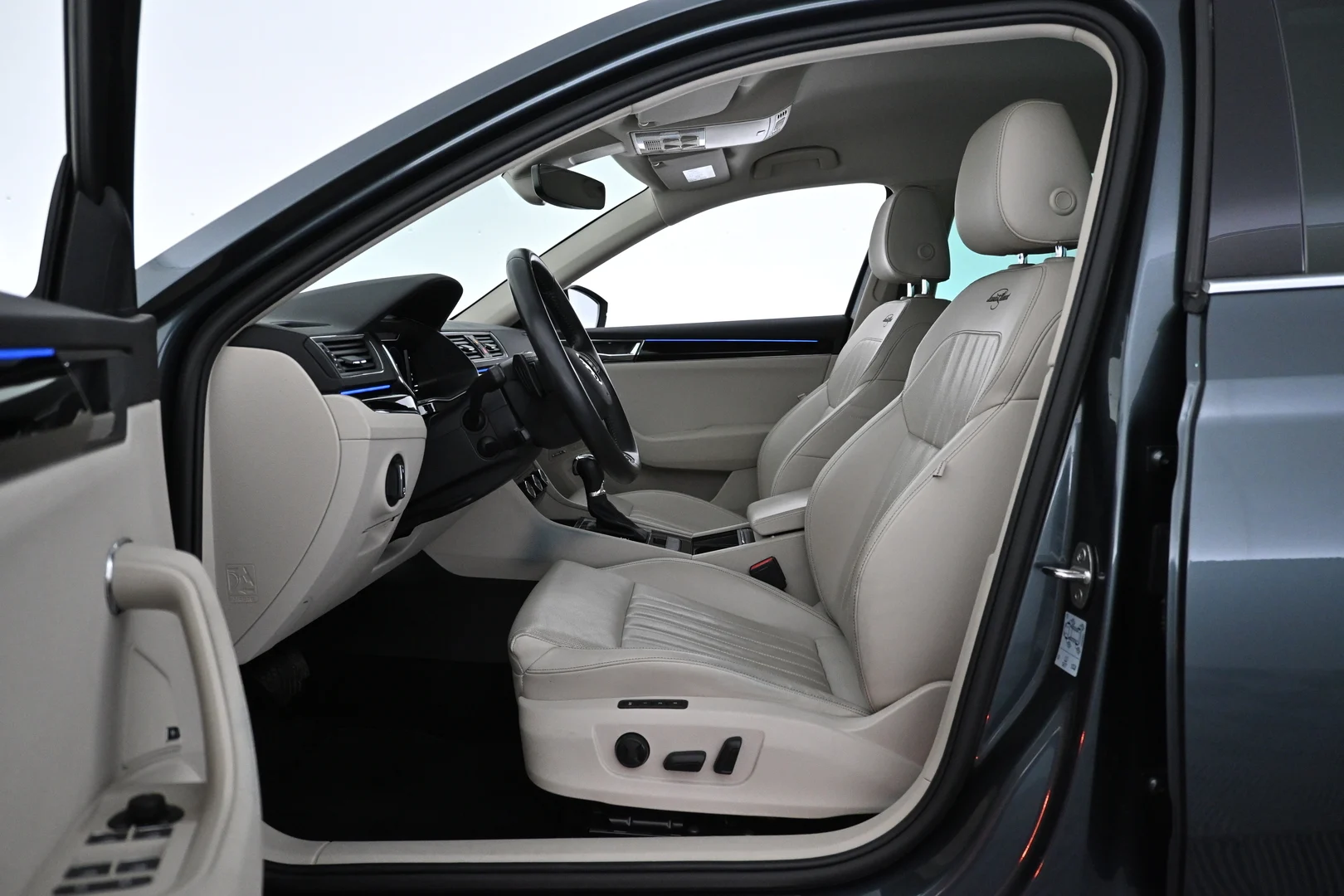 Car Image - 6O9FaZmGEMut87tKHAc1zl