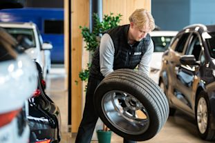 Miksi tarkistaa renkaiden ilmanpaine säännöllisesti? Oikeat rengaspaineet parantavat turvallisuutta sekä pienentää polttoaineen kulutusta.