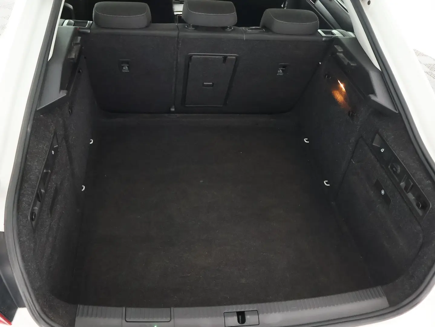 Car Image - 550j7H4KZzt3Dmg2VjLl23