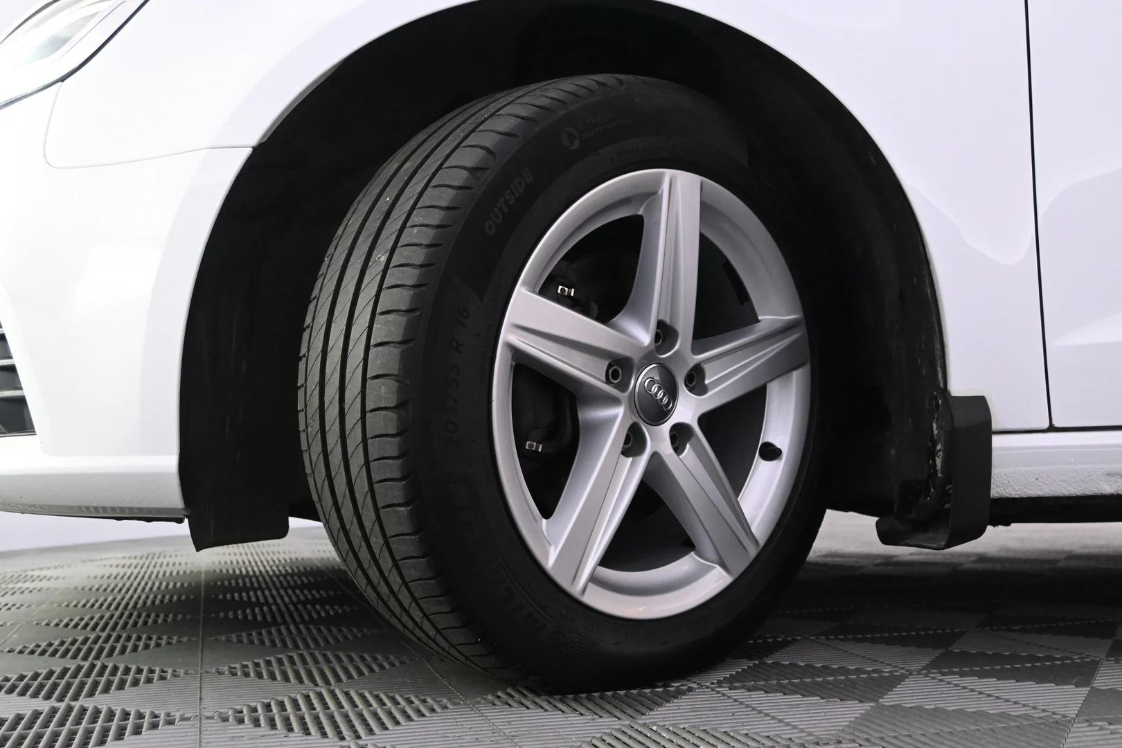 Car Image - 6dUD17fhxewlxWgPSJR2Mg