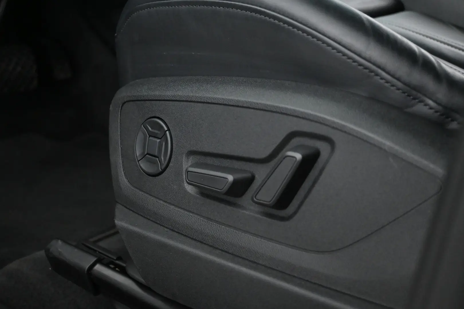 Car Image - 6E8VGmBzF9pgoyVEpYvRcu