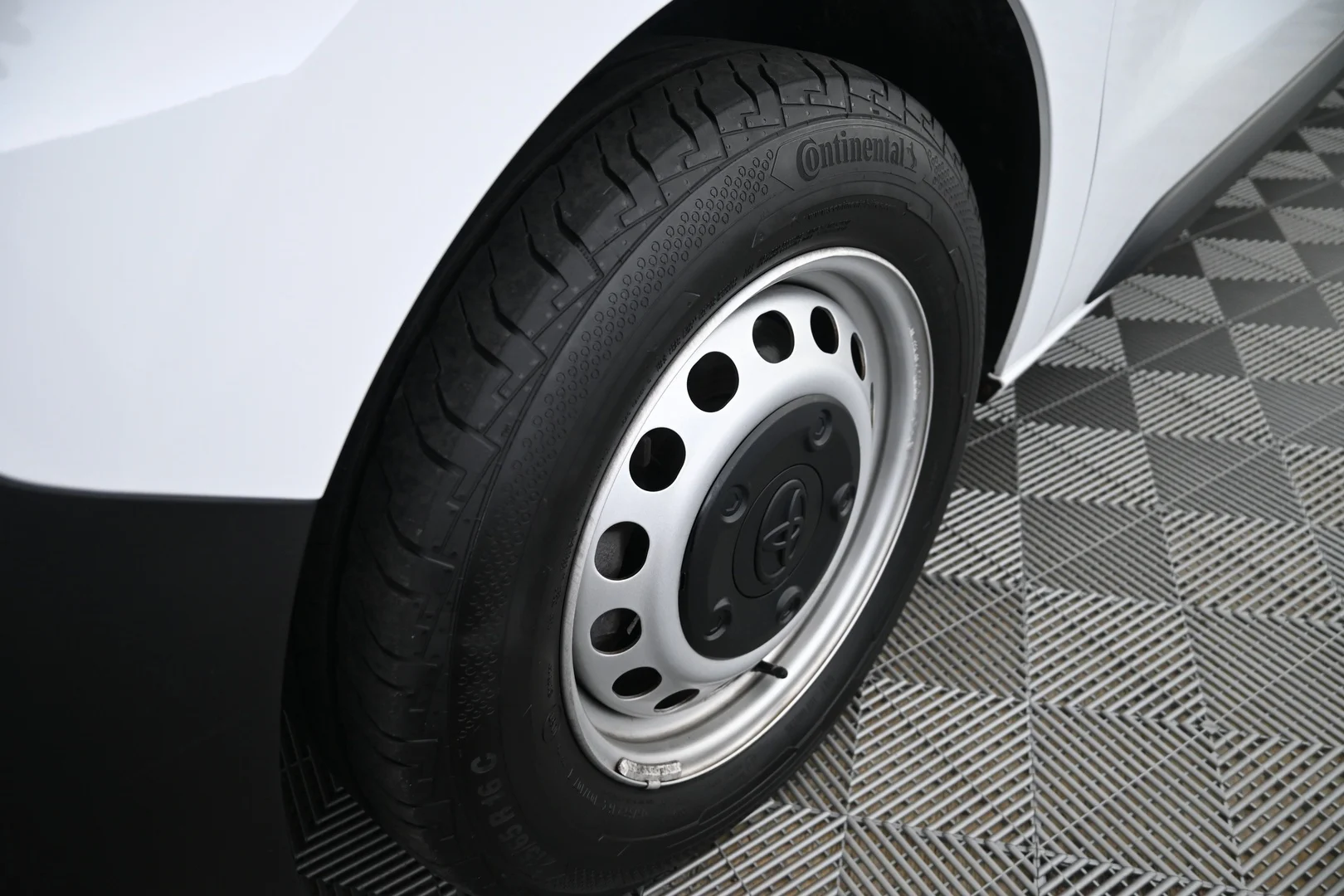 Car Image - 9EoCrdpPeERf2IDfE0FAm