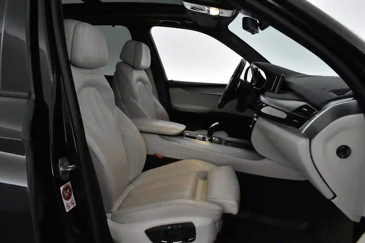 Car Image - 1Rrzv3BNPUTOUasM9SXhL5