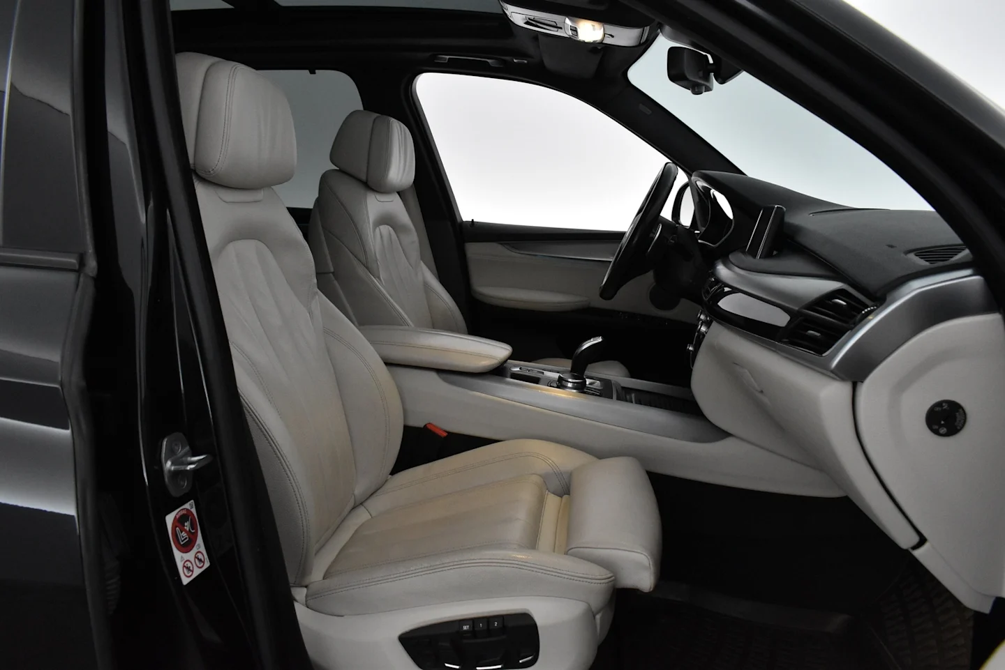 Car Image - 1Rrzv3BNPUTOUasM9SXhL5