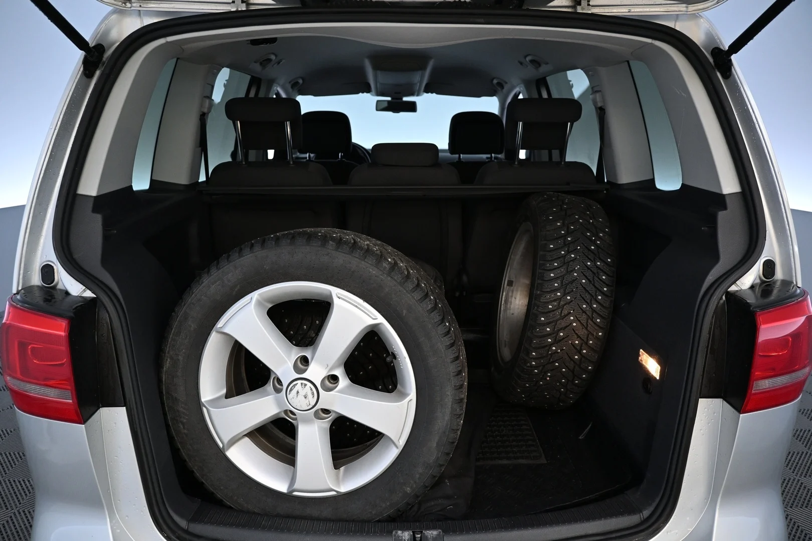 Car Image - 3IVJxxnVImVaTliDIR8Ewf