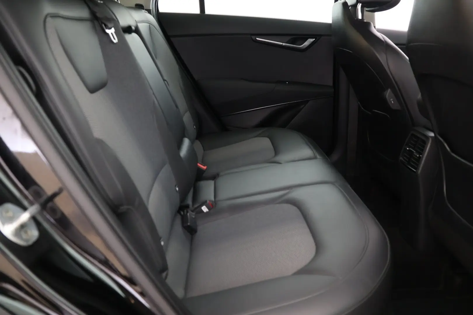 Car Image - 2QgLjPWQxruaf6wF6aLM5o