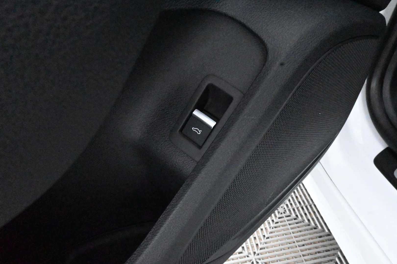 Car Image - CyON9JVkT6UArbJUaSfIK