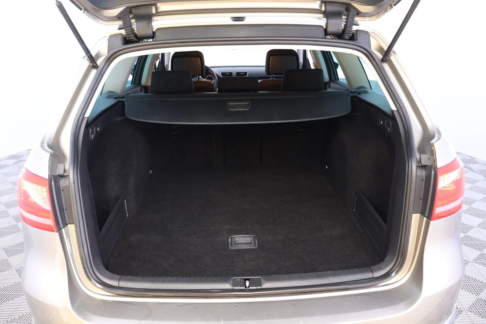 Car Image - 1WxwuBYQEC0TMCzoPqLYvG