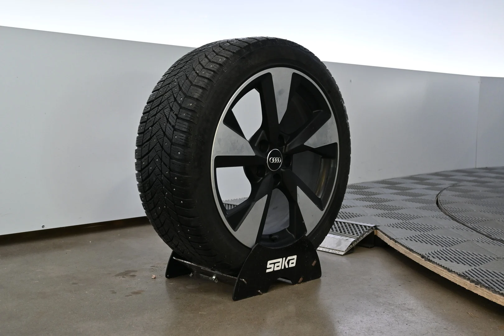 Car Image - 1YOdjLYm40KUFnFl4Q8UJx