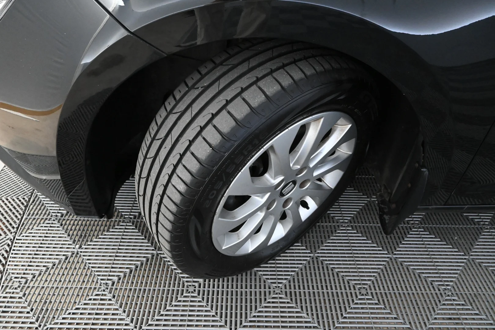 Car Image - 3g9YJx4jrkmyvwYNse6mg3