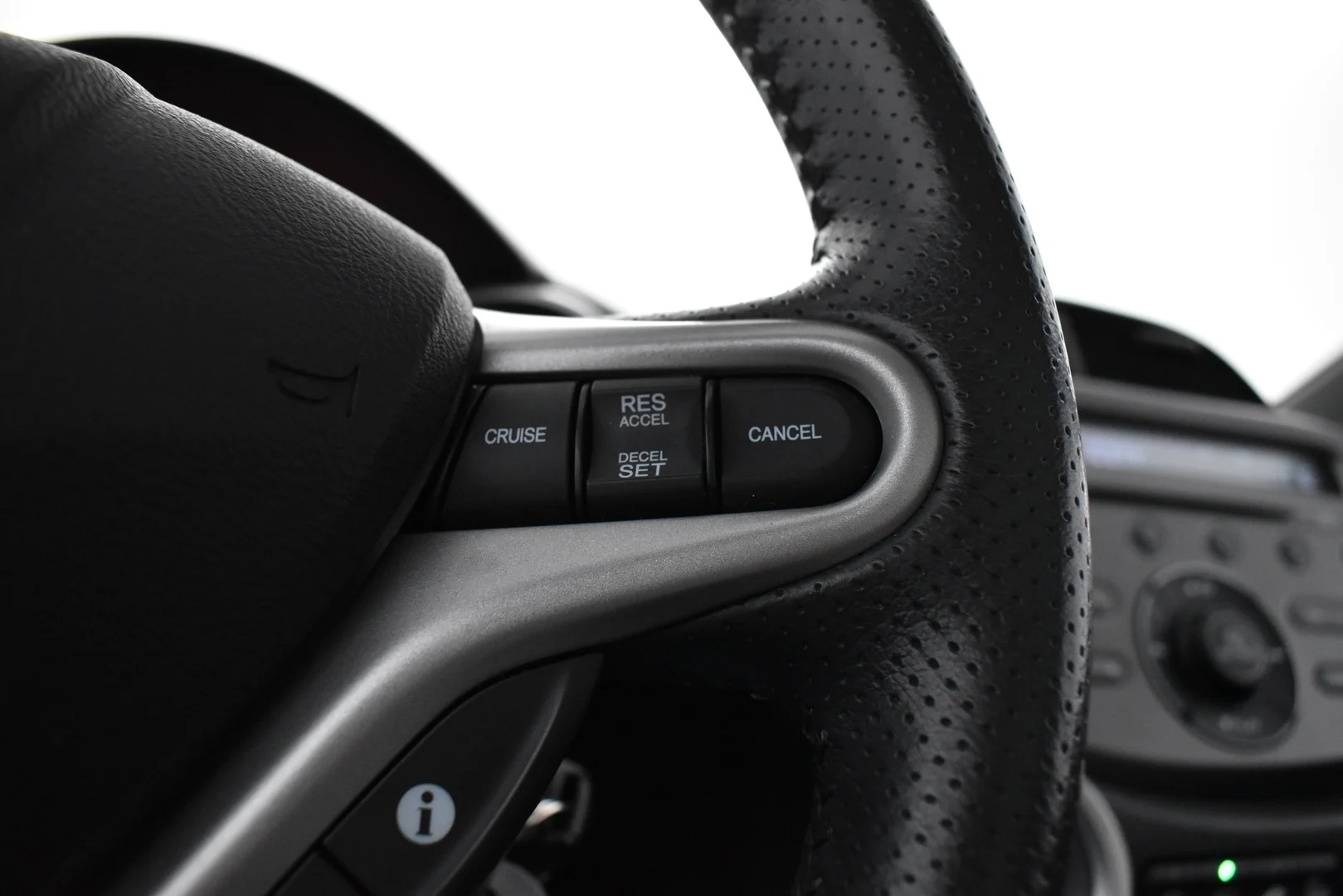 Car Image - 1M27gUnGJJKSMmDJl3WrrZ