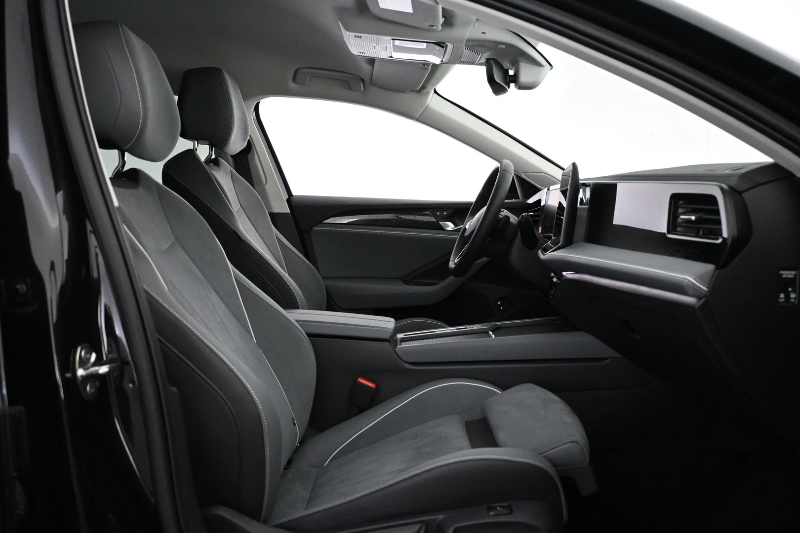 Car Image - 3JSwX9fuPMHkVqxc0EzWtD