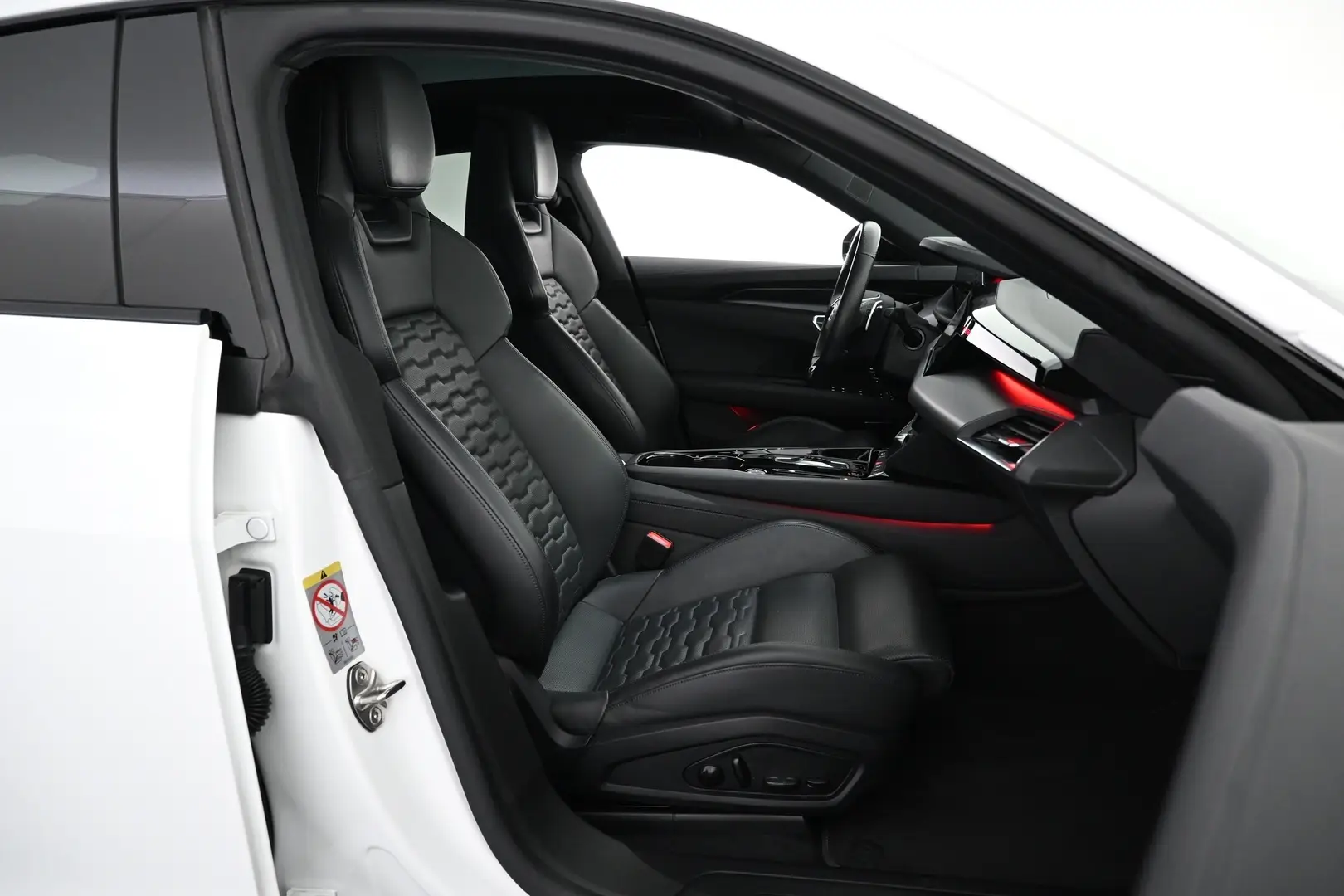 Car Image - 1dnZDa7Gf26mg8YeYR7d3u