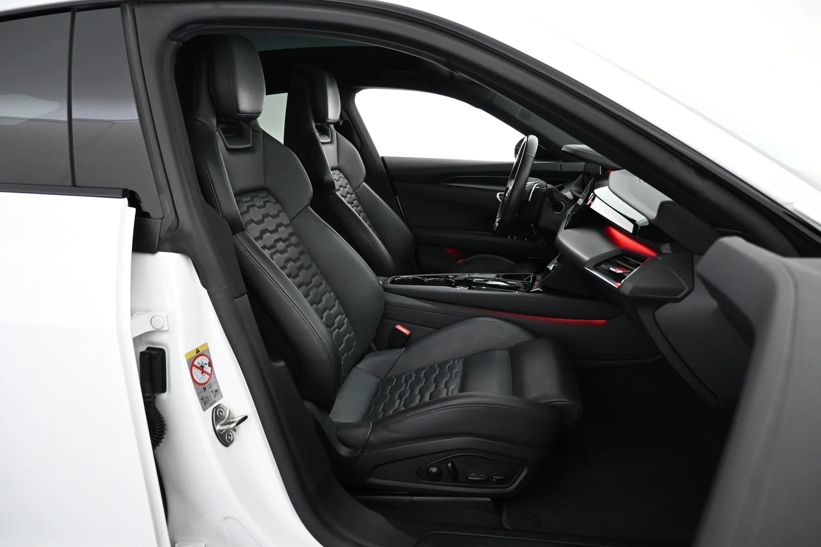 Car Image - 1dnZDa7Gf26mg8YeYR7d3u