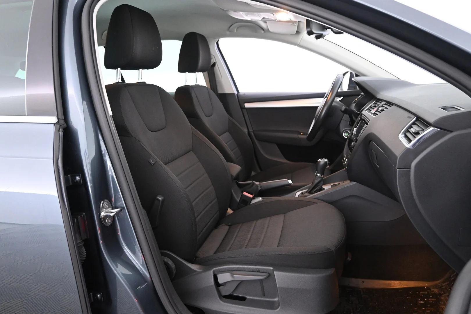 Car Image - 2jeUVmvuR6iexQilU8ESJT
