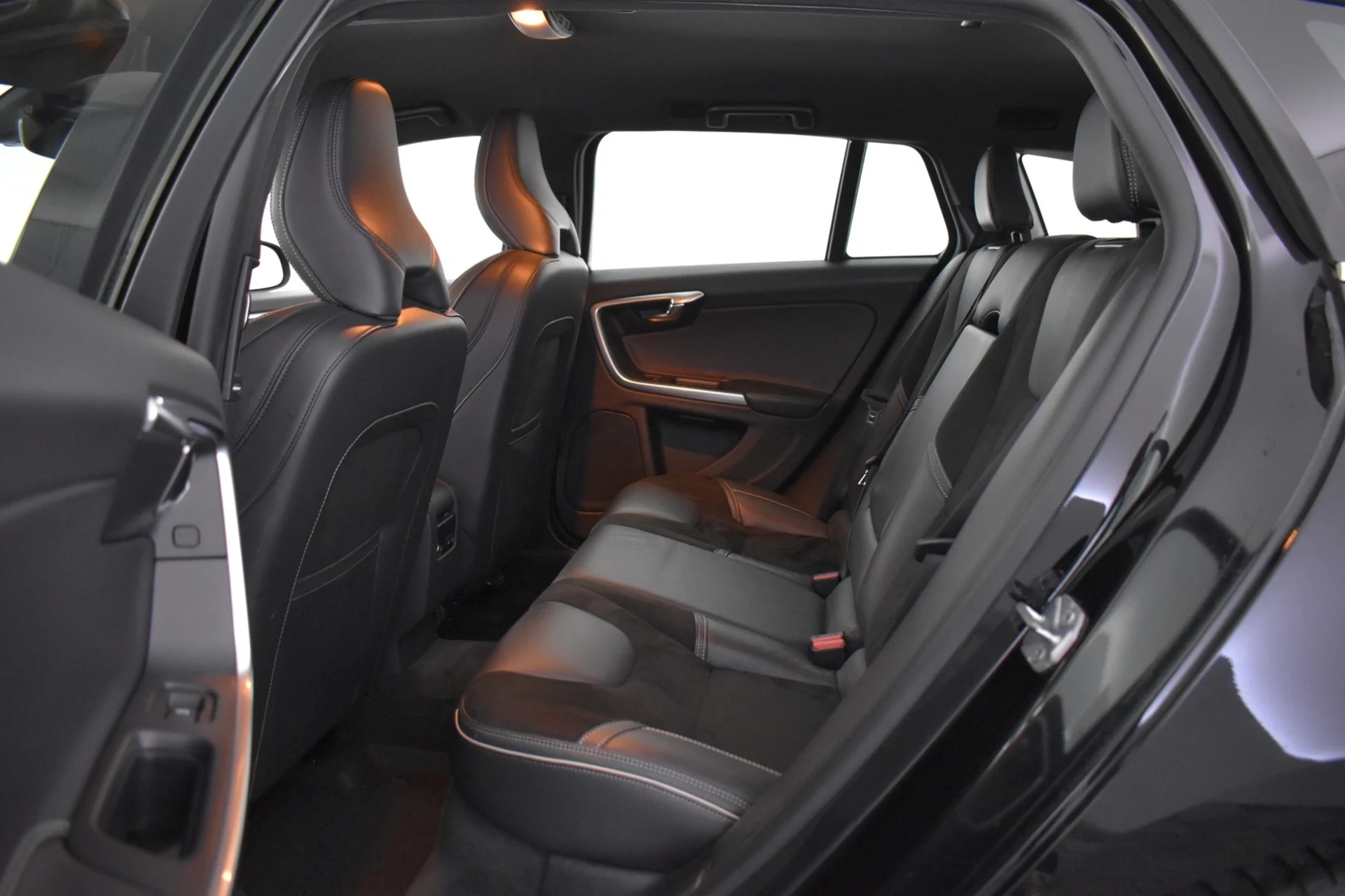 Car Image - 2LoLMakDpCucJZ8SV8nhn4