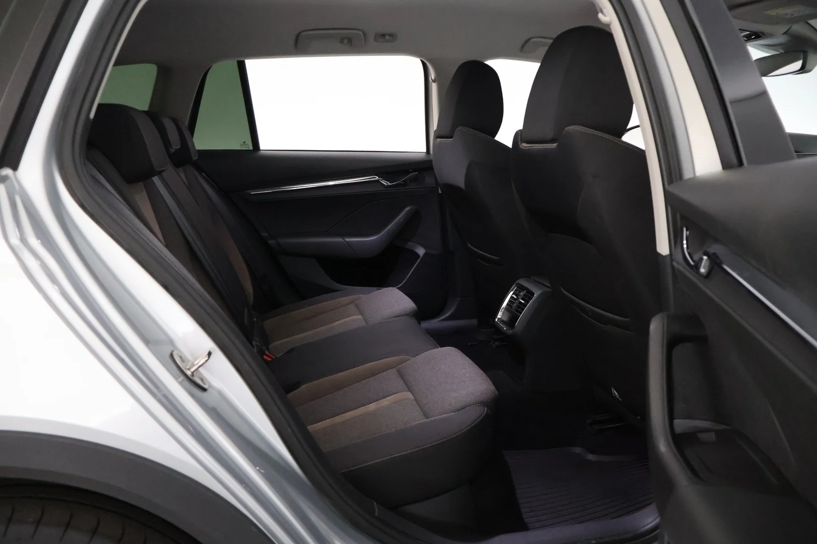 Car Image - 19HDFBrj9eC9xXVaMcmOKR