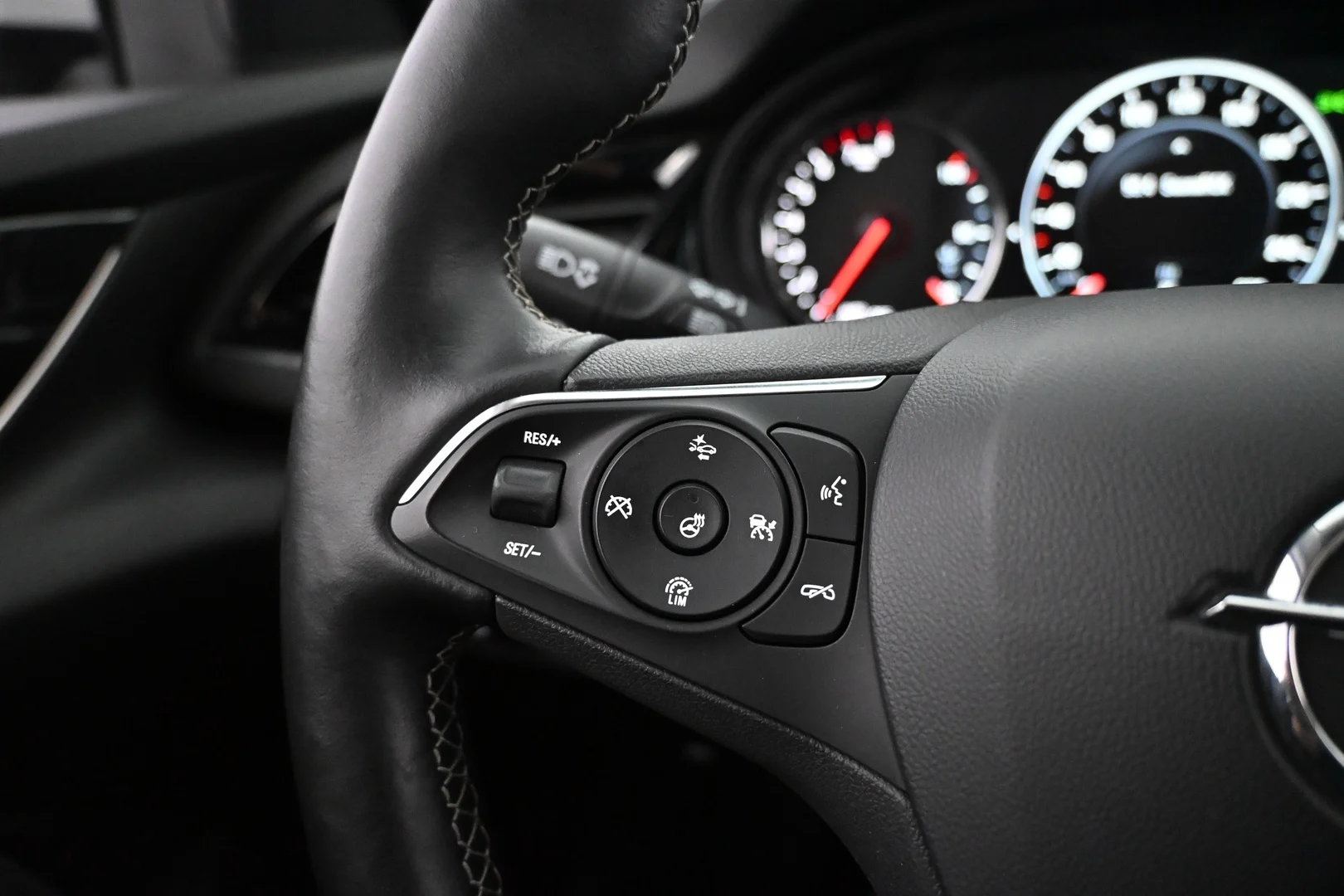 Car Image - 6MJZPX6hYf1m4eT5D9czAu