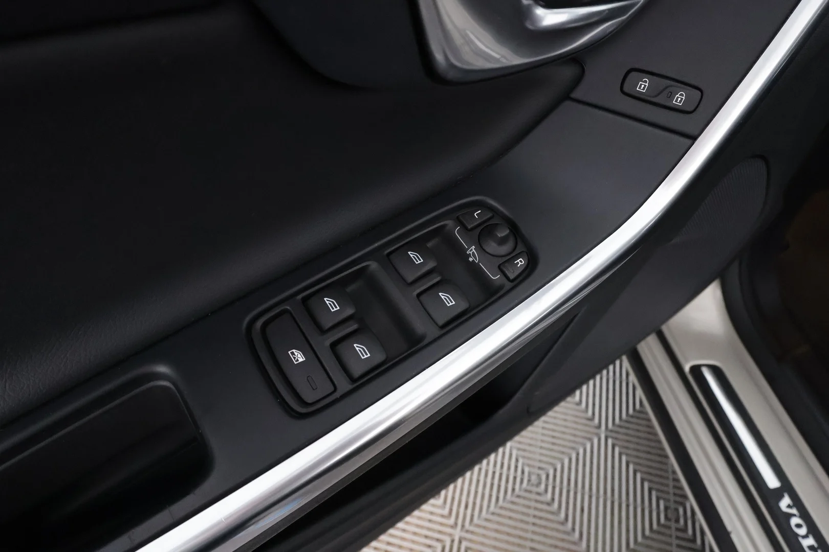 Car Image - 1k9Y3kE85QU2mg2N5uxWPR