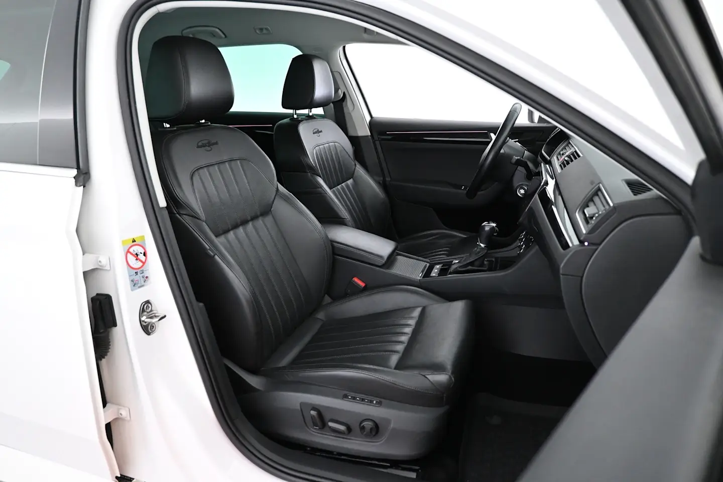Car Image - 3t1loH9DVwnJhiaGlrKO5c