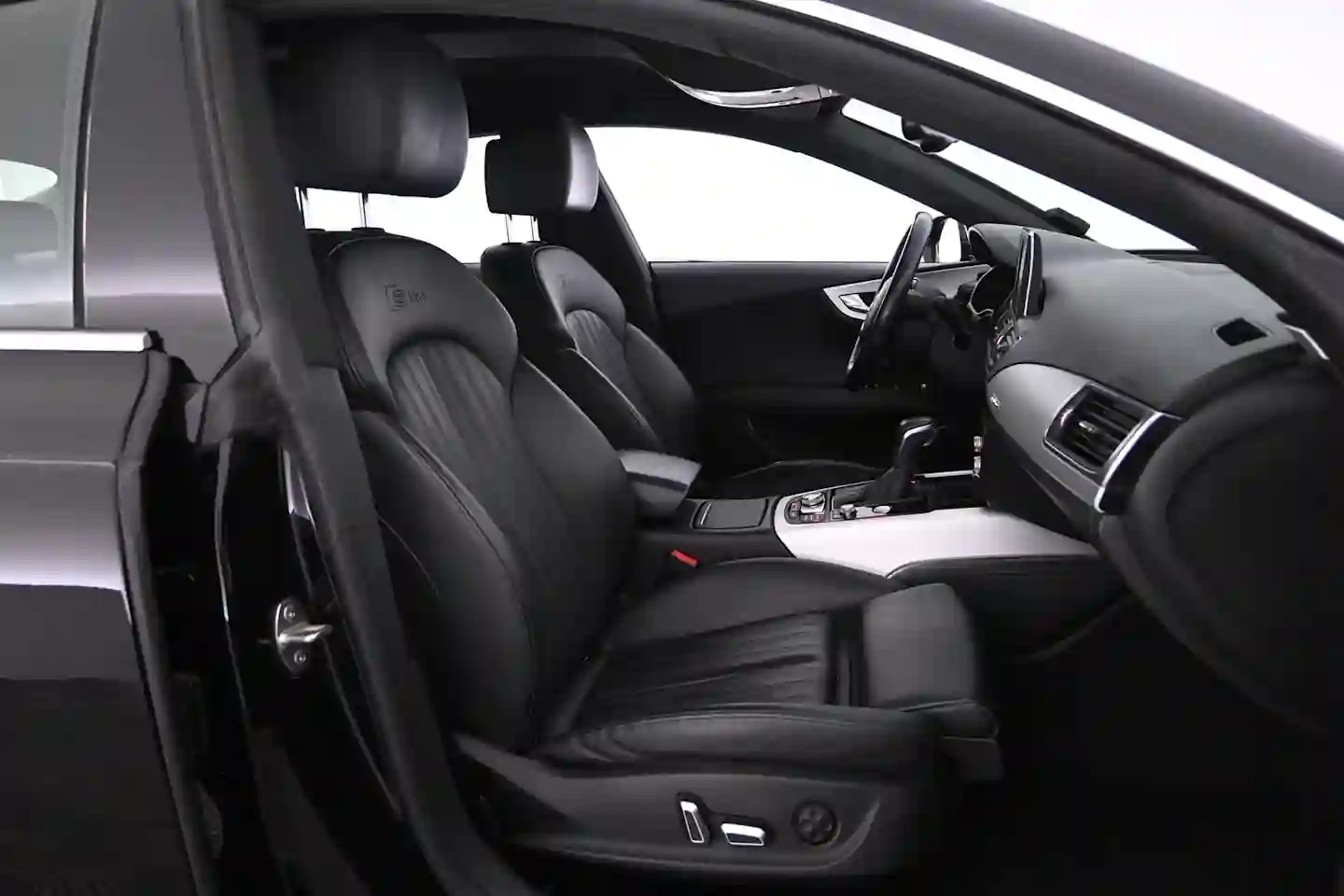Car Image - 4vZA4TXxZTKUvXRzIKnhdy