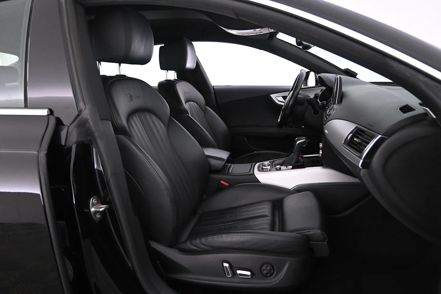 Car Image - 4vZA4TXxZTKUvXRzIKnhdy