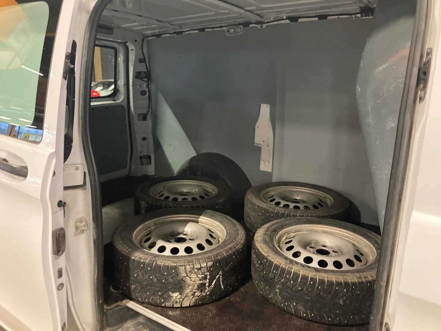 Car Image - 2QgvmAtSPDevKCmjdCcsSL
