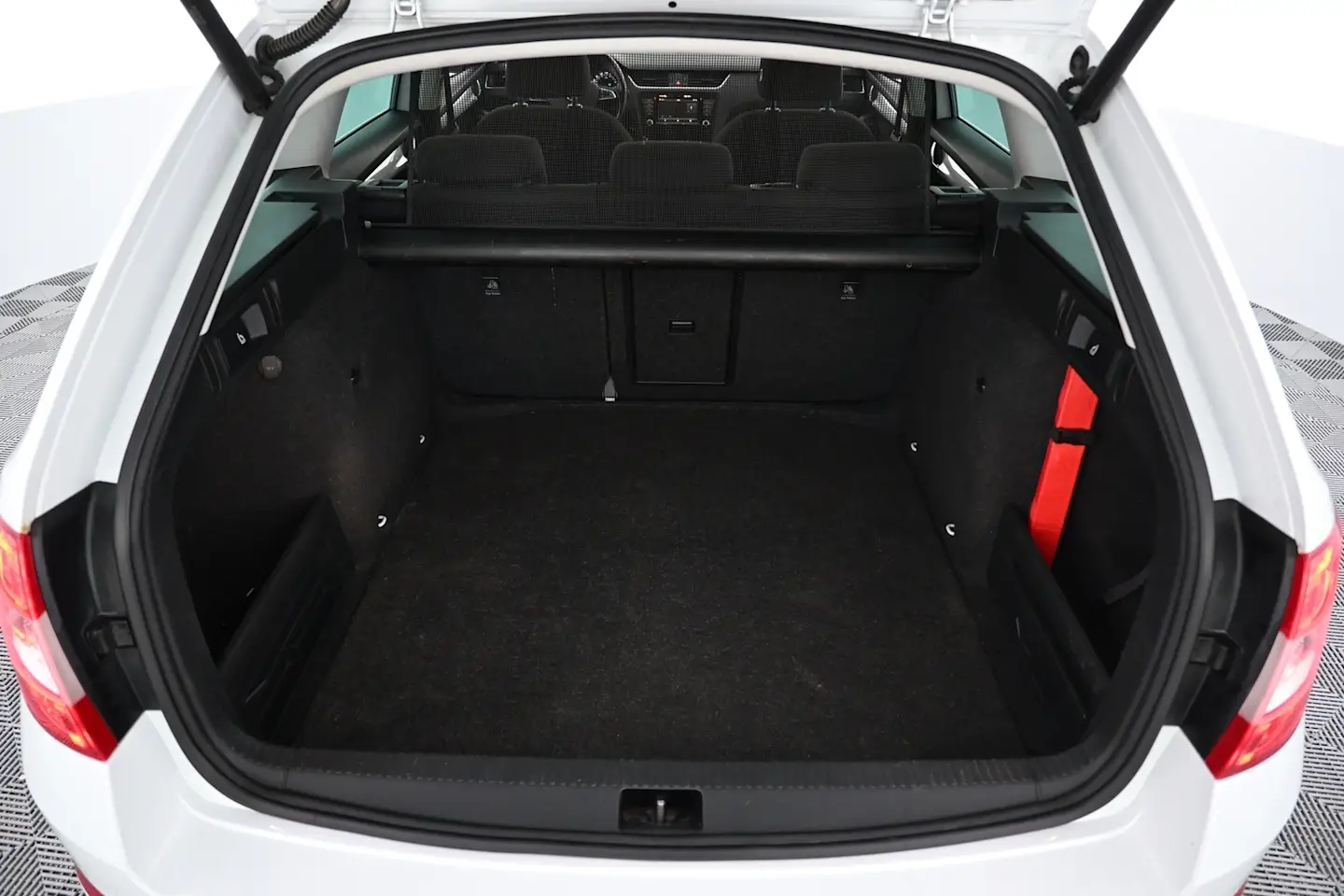 Car Image - 592UTpUE5tDpIW7m4zsieB