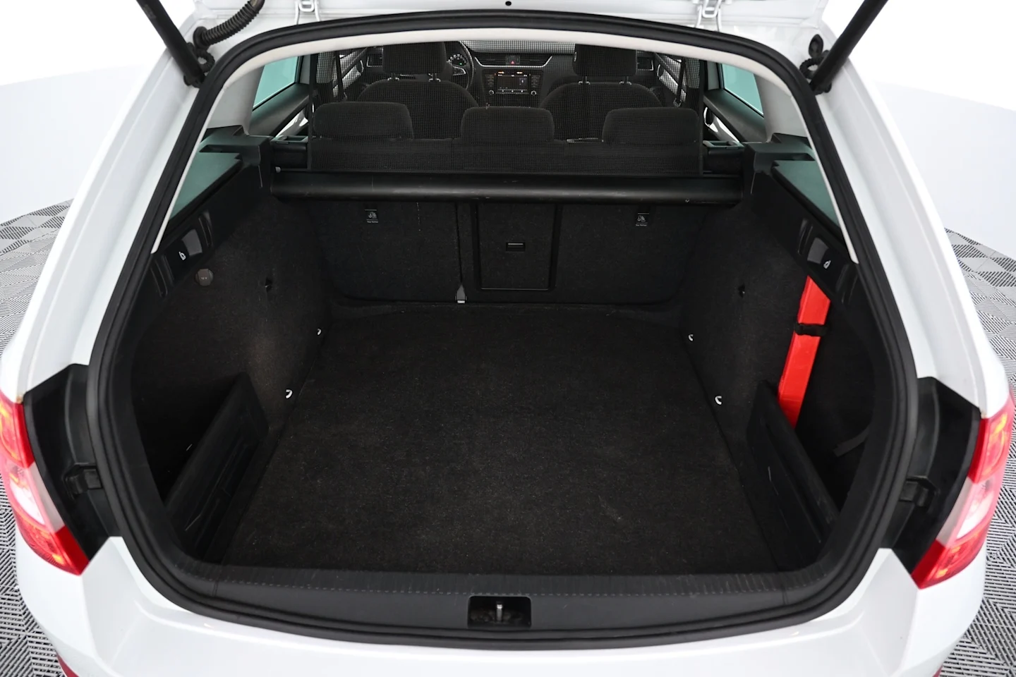 Car Image - 592UTpUE5tDpIW7m4zsieB
