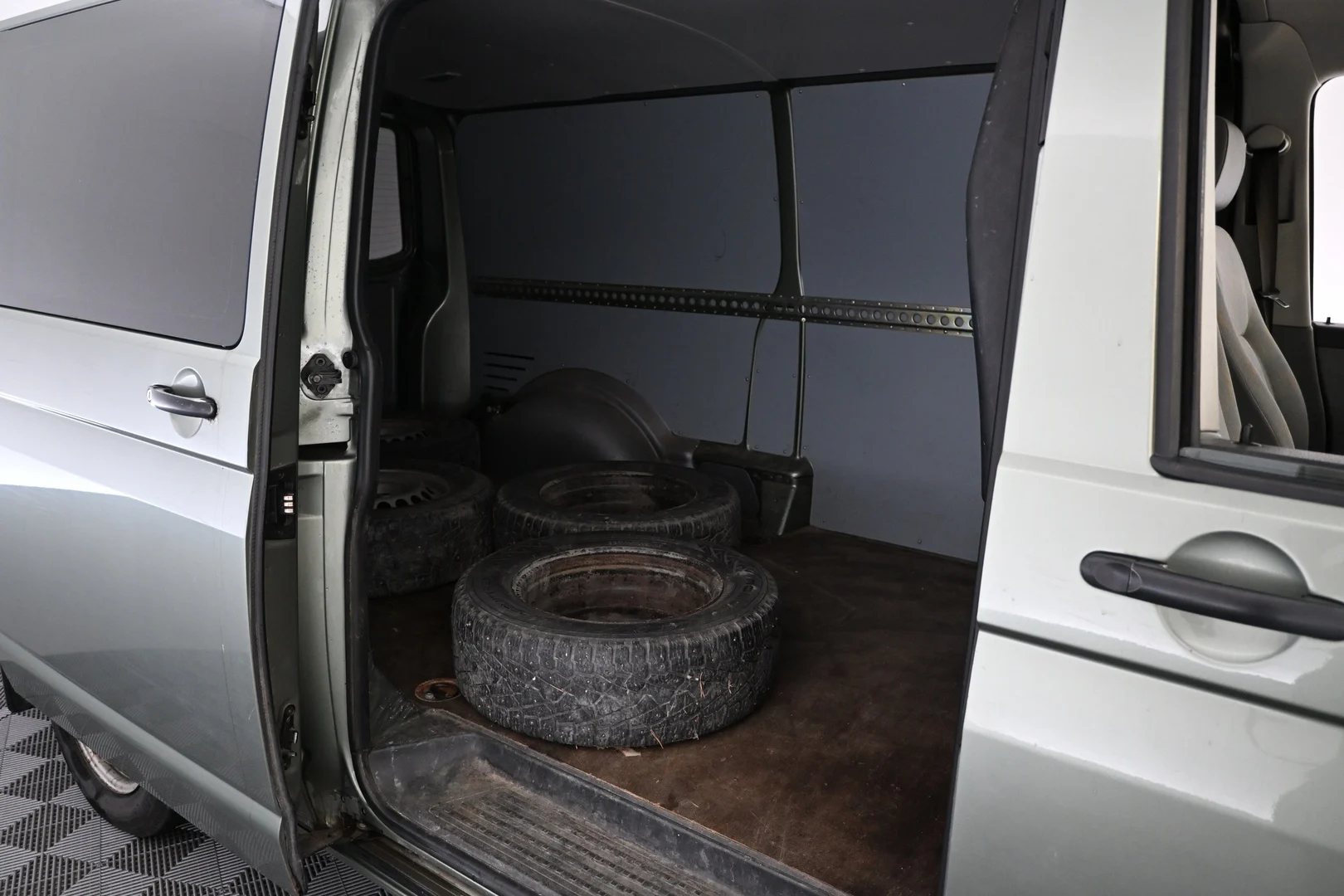 Car Image - SmgBvOg8oTCLvKbQxSGJE