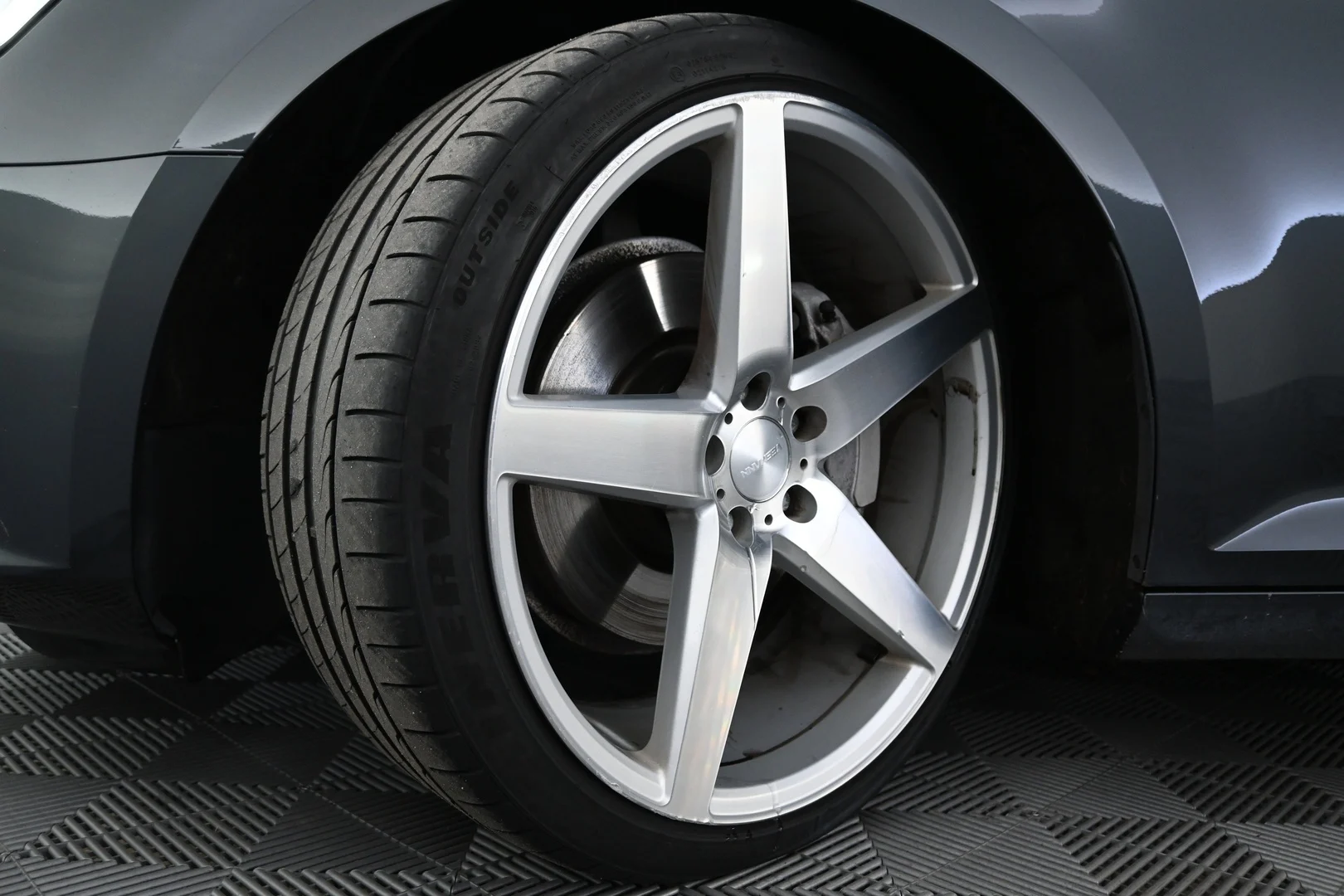 Car Image - 1YOdjLYm40KUFnFl4Q8UJx