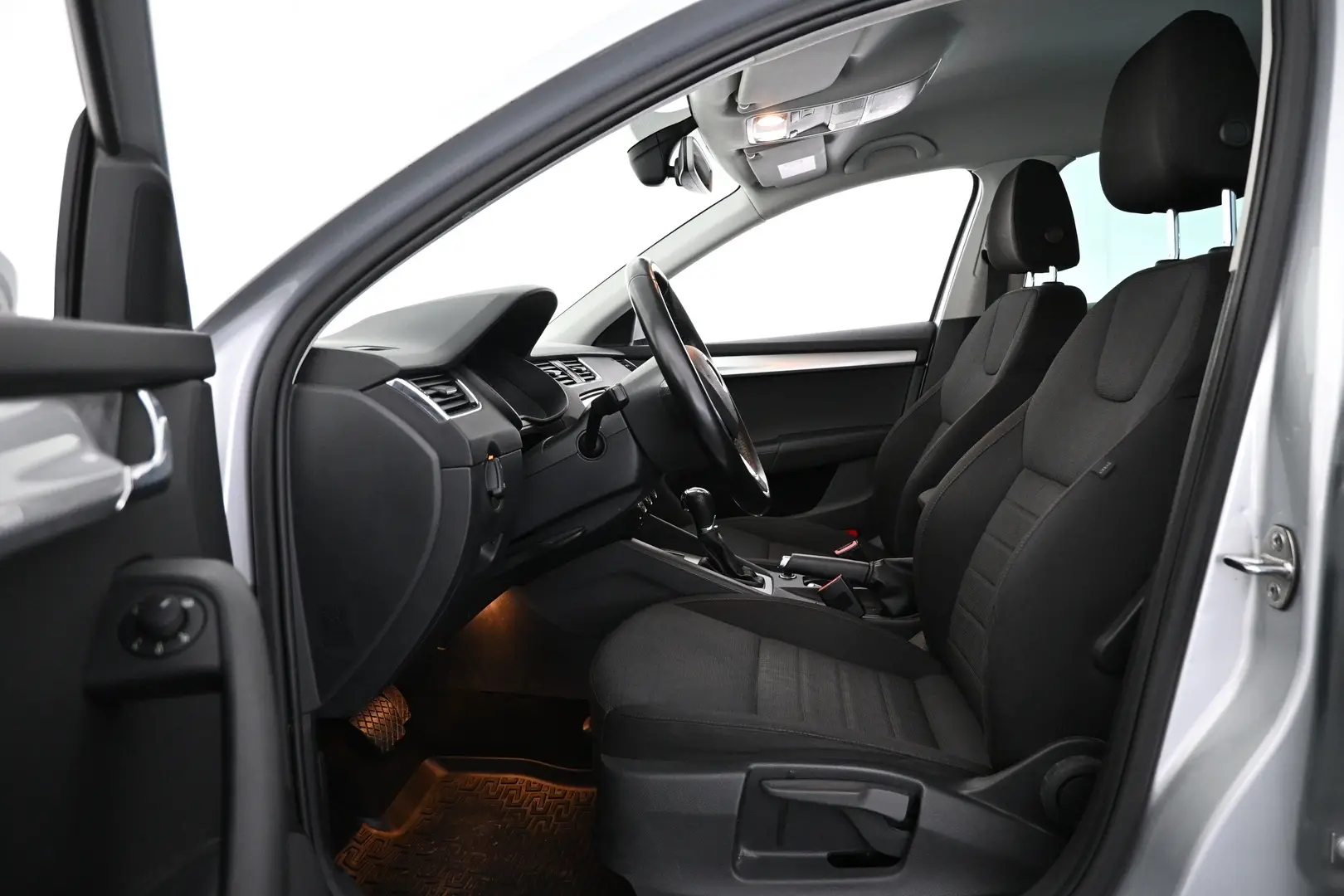 Car Image - 60JczBX9tAaHXWvP8947G3