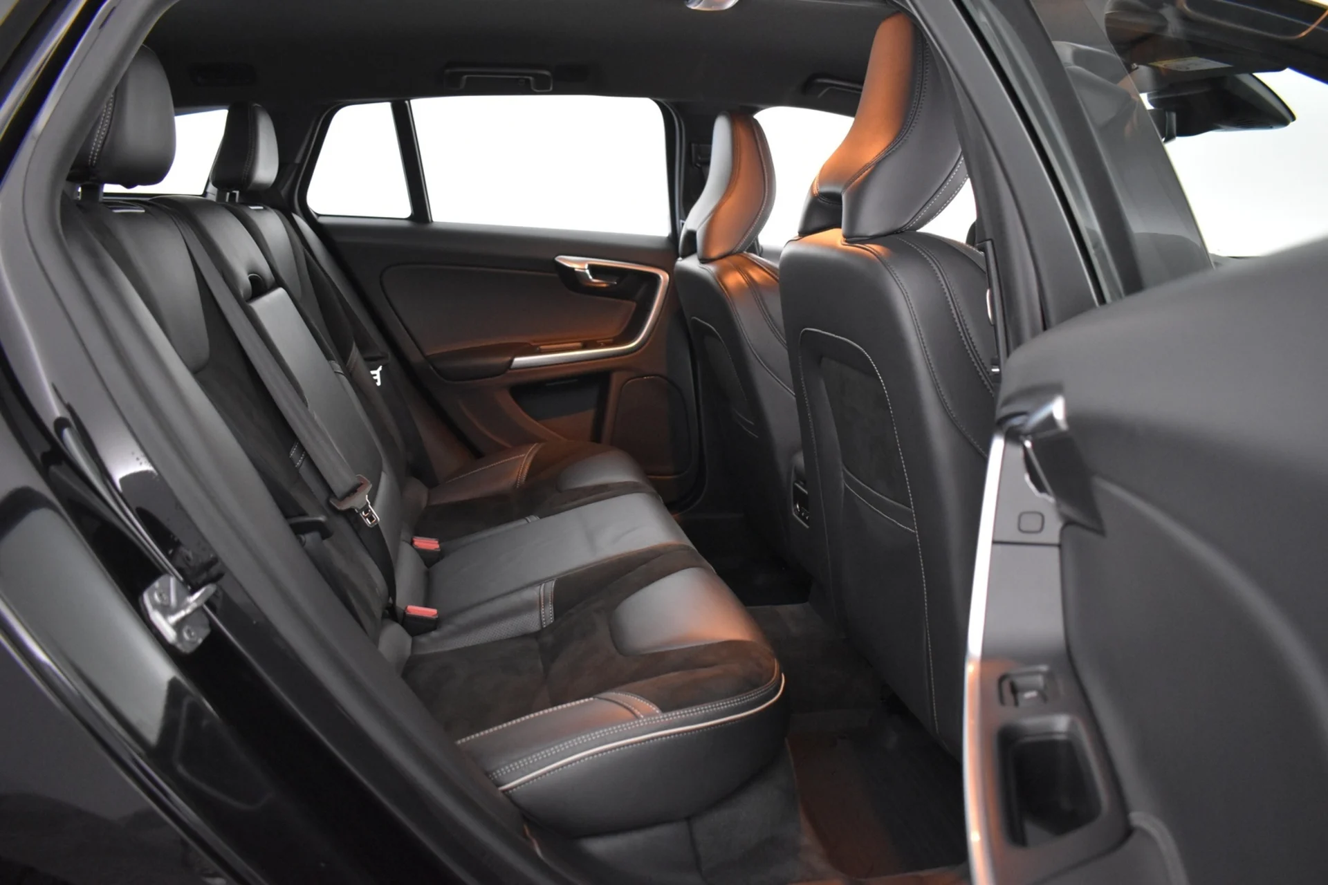 Car Image - 2LoLMakDpCucJZ8SV8nhn4