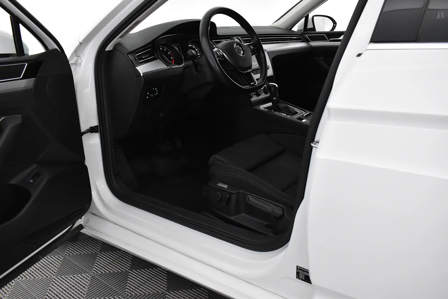 Car Image - xeNeqONuDRp5BkaNrEHwR
