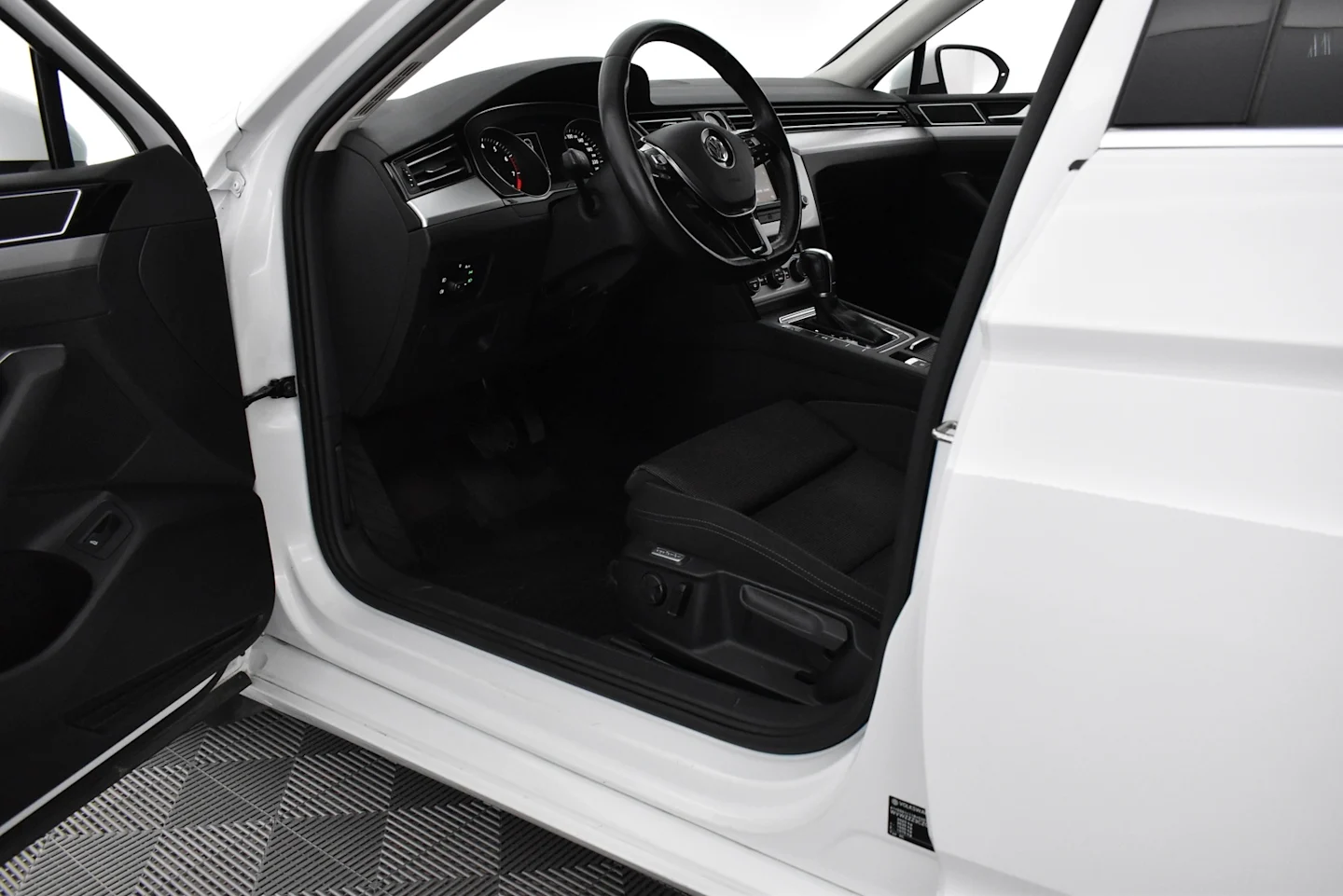 Car Image - xeNeqONuDRp5BkaNrEHwR