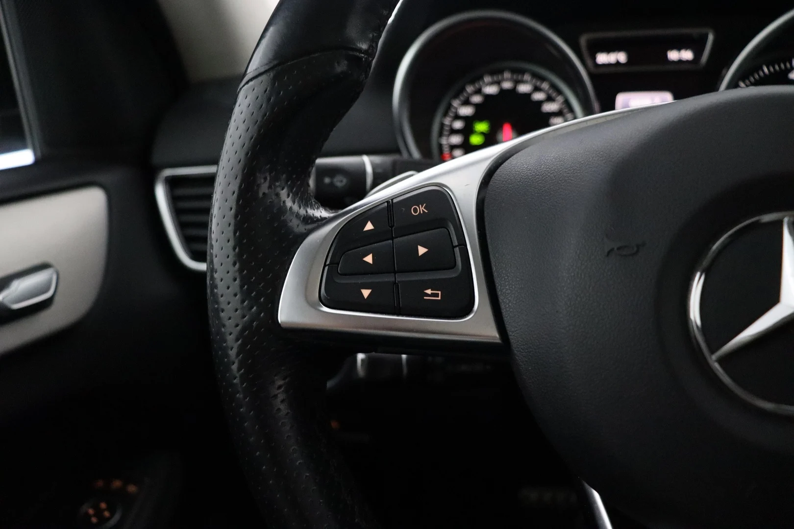 Car Image - 7J7RxJ7OjLLZJ6UFauJK1y